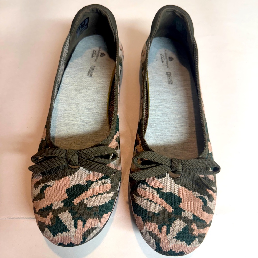 Clarks Cloudsteppers Carly Hope Washable Knit Bow Flats Olive/ pink‎ camo sz 9.5